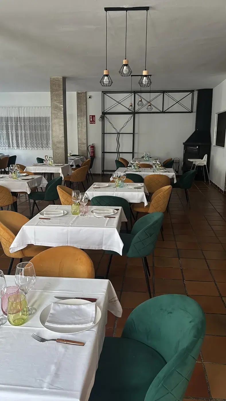 Comedor de Brasería Las Chinas con mesas preparadas
