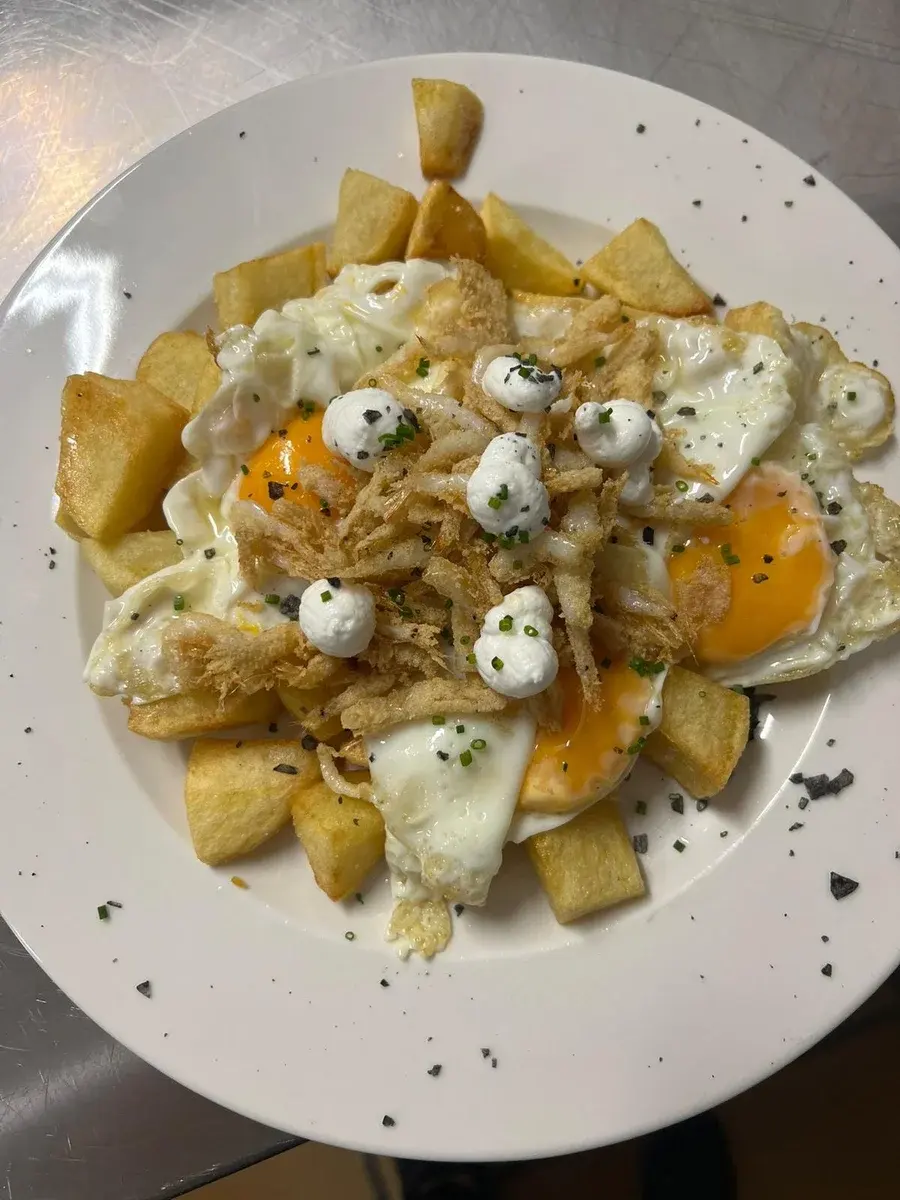 Huevos rotos con gambas cristal