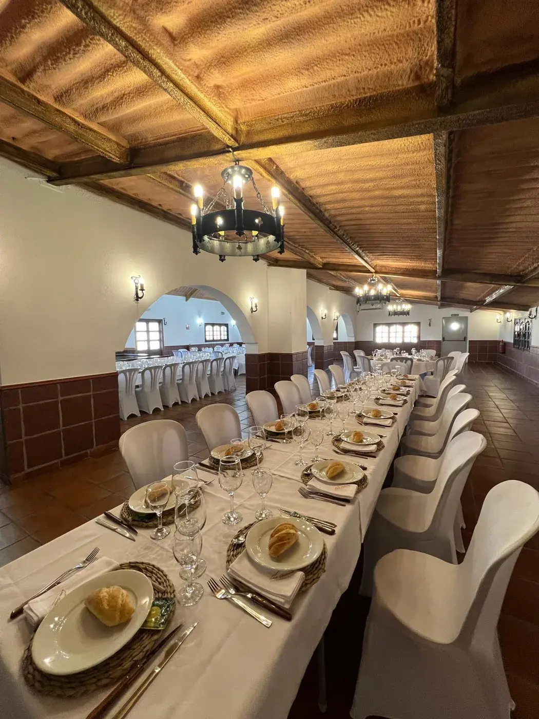 Salón de celebraciones de Brasería Las Chinas preparado para un evento de grupo